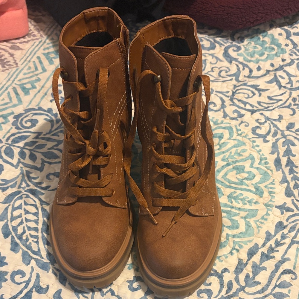 Brown Women's Lace-Up Boots